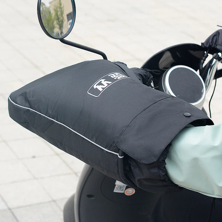 Waterproof Winter Motorcycle Handle Warmer Cover and Gloves Handlebar Muffs for Comfort and Protection